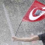 Un joven se manifiesta con la bandera turca