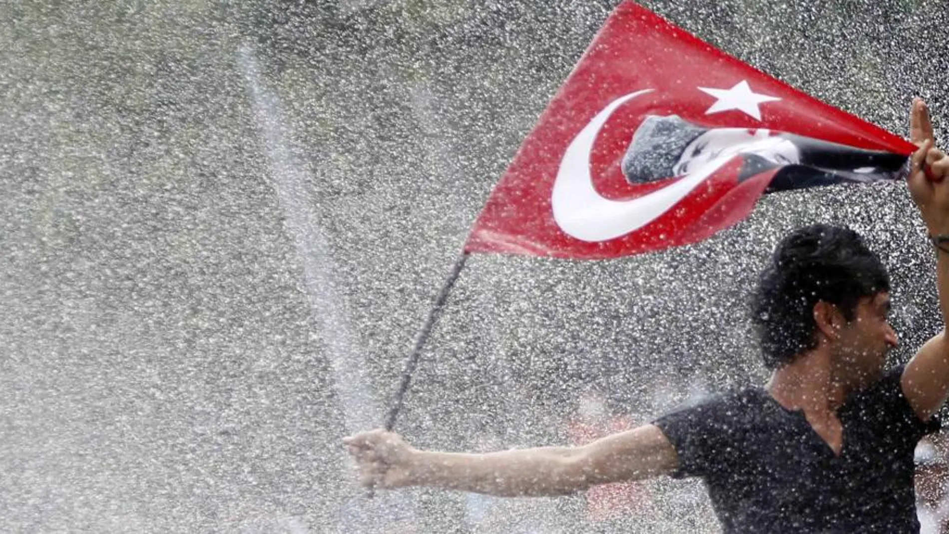 Un joven se manifiesta con la bandera turca