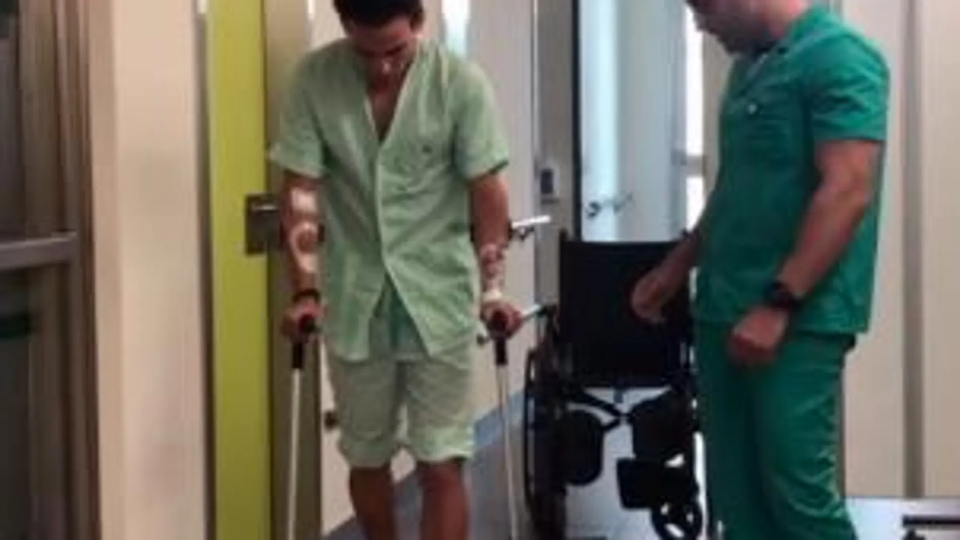 Imagen de Gonzalo Caballero caminando en el hospital