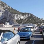 Colas de coches saliendo del Peñón de Gibraltar