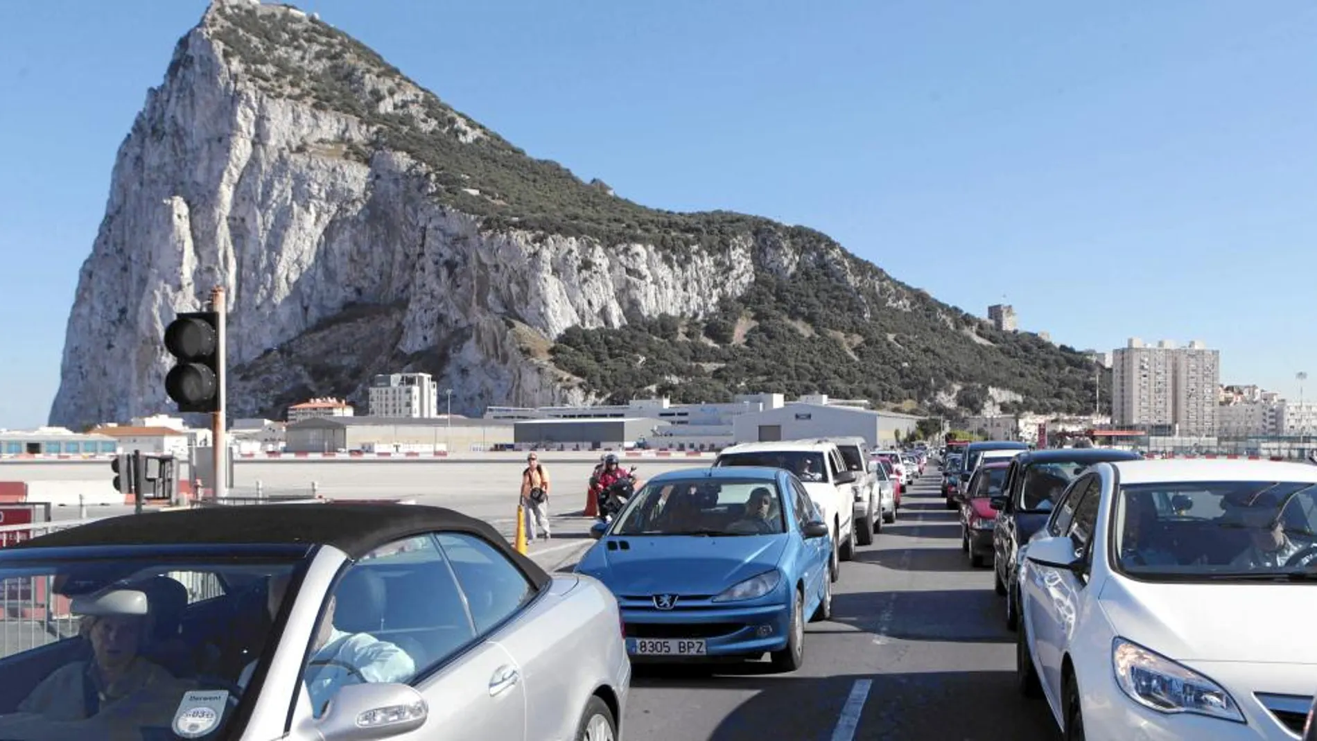 Colas de coches saliendo del Peñón de Gibraltar