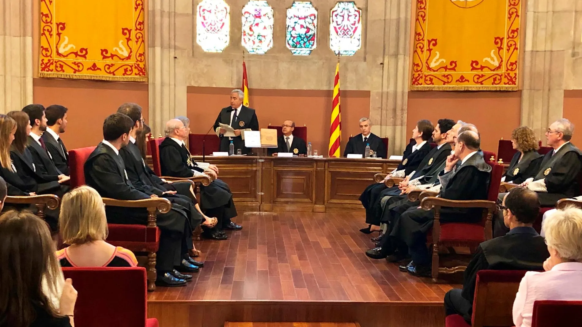 Los 23 fiscales nuevos destinados a Cataluña juraron hoy su cargo ante el fiscal superior de Cataluña, Francisco Bañeras