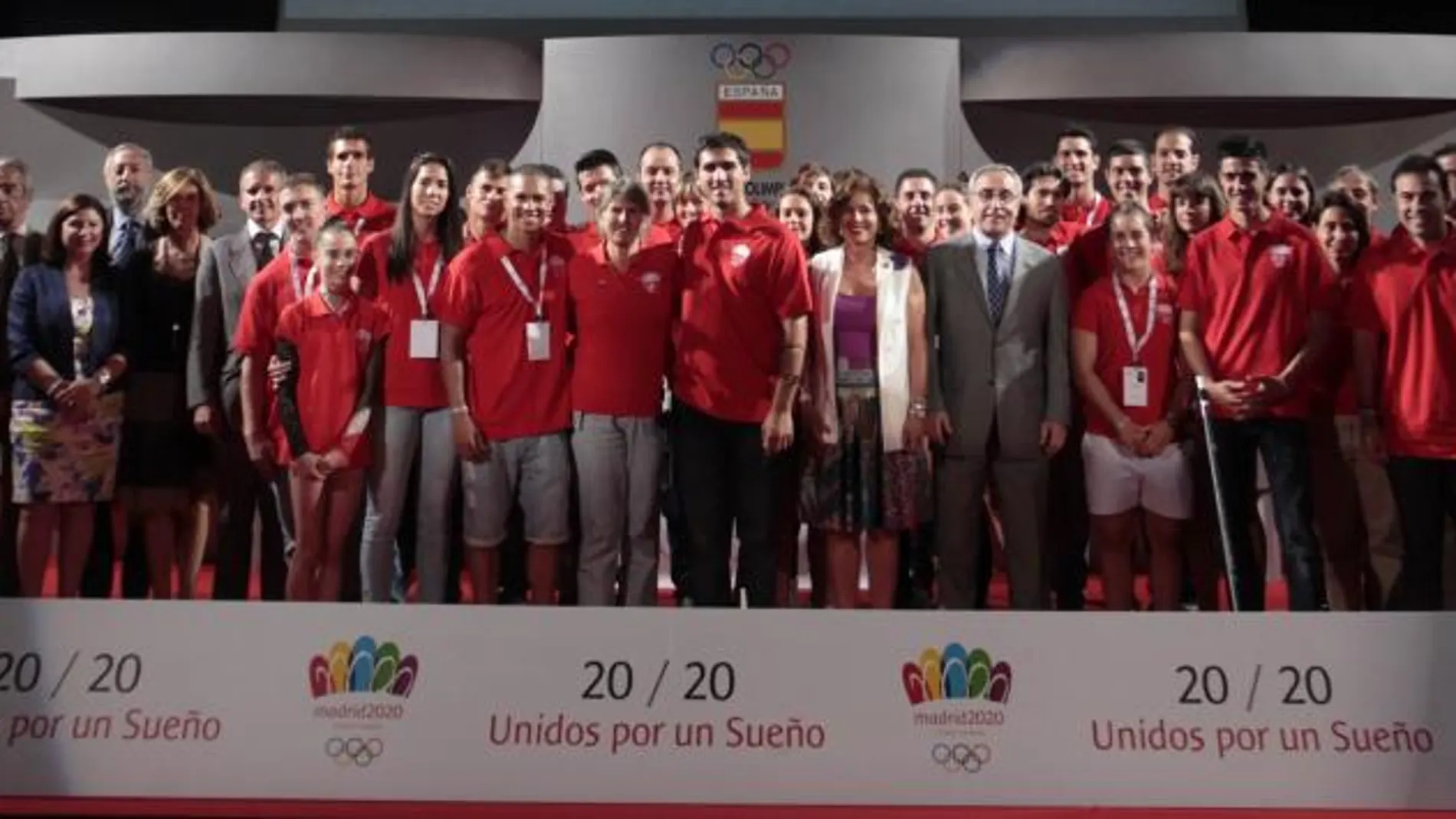 Imagen de los deportistas junto a Ana Botella.