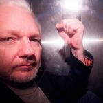 El “hacker” Julian Assange tras su detención en Londres/ EFE