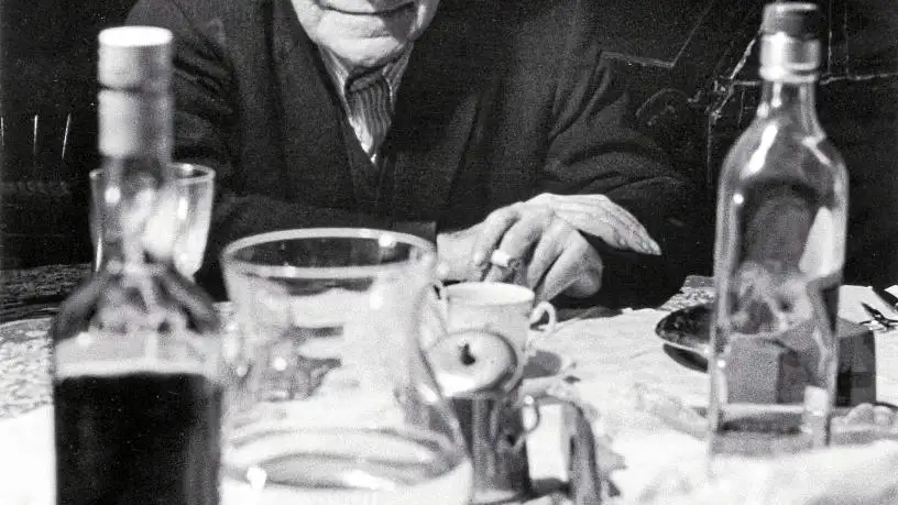 Josep Pla en Llofriu, en 1977, fotografiado por Francesc Català-Roca