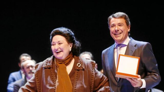 Caballé recibió de manos de González la Medalla de las Artes