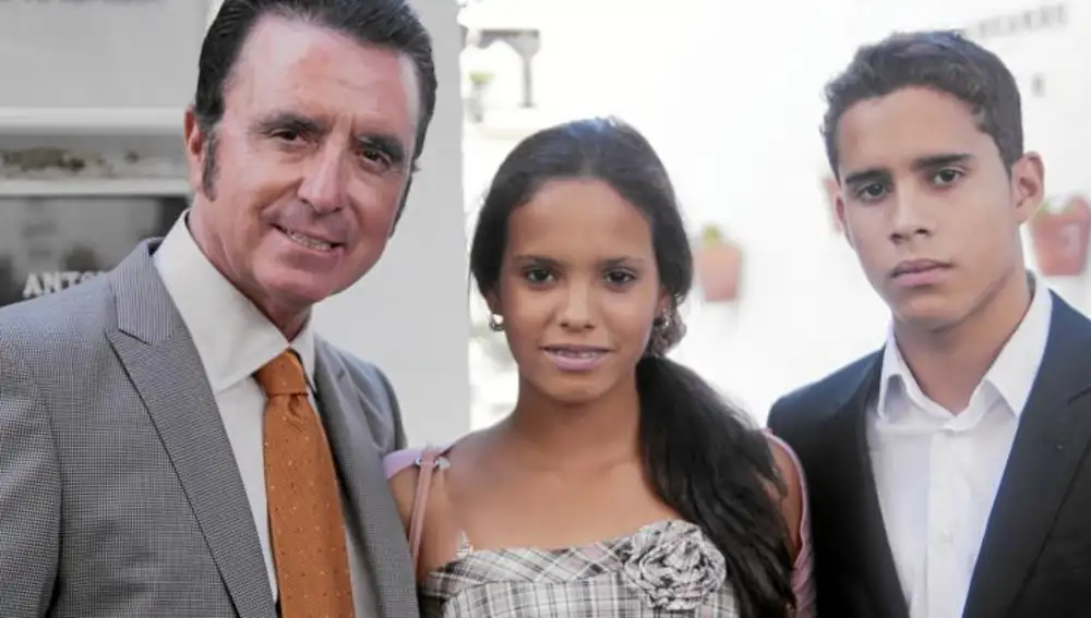 Ortega Cano junto a sus hijos Gloria Camila y José Fernando en un homenaje a Rocío Jurado