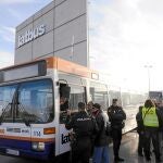 La salida de los servicios mínimos de las cocheras de Latbus estuvo acompañada de algunos tumultos provocados por los piquetes informativos del comité de empresa según manifestó la empresa de transporte