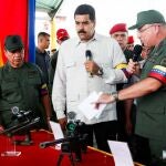 Nicolás Maduro, en el centor, en un acto con militares