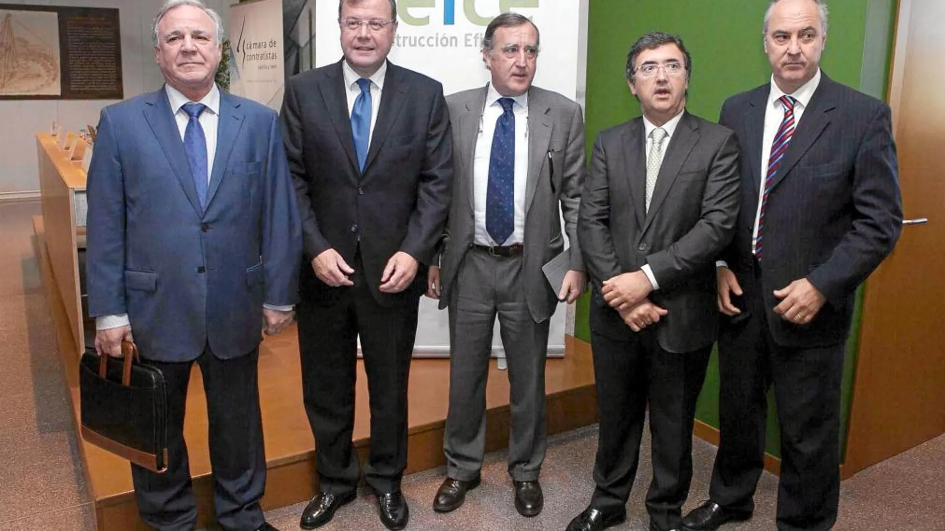El consejero de Fomento, Antonio Silván, junto a Juan Lazcano y Enrique Pascual, entre otros