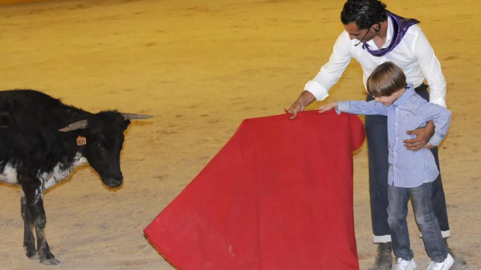 Fandiño se dispone a dar un muletazo junto a uno de los jóvenes presentes en la clase práctica