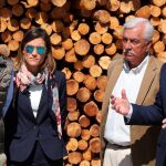 El candidato del PP a la Presidencia de la Junta, Alfonso Fernández Mañueco, durante su visita a la empresa Pellet Tama-Naturpellet en Sanchonuño