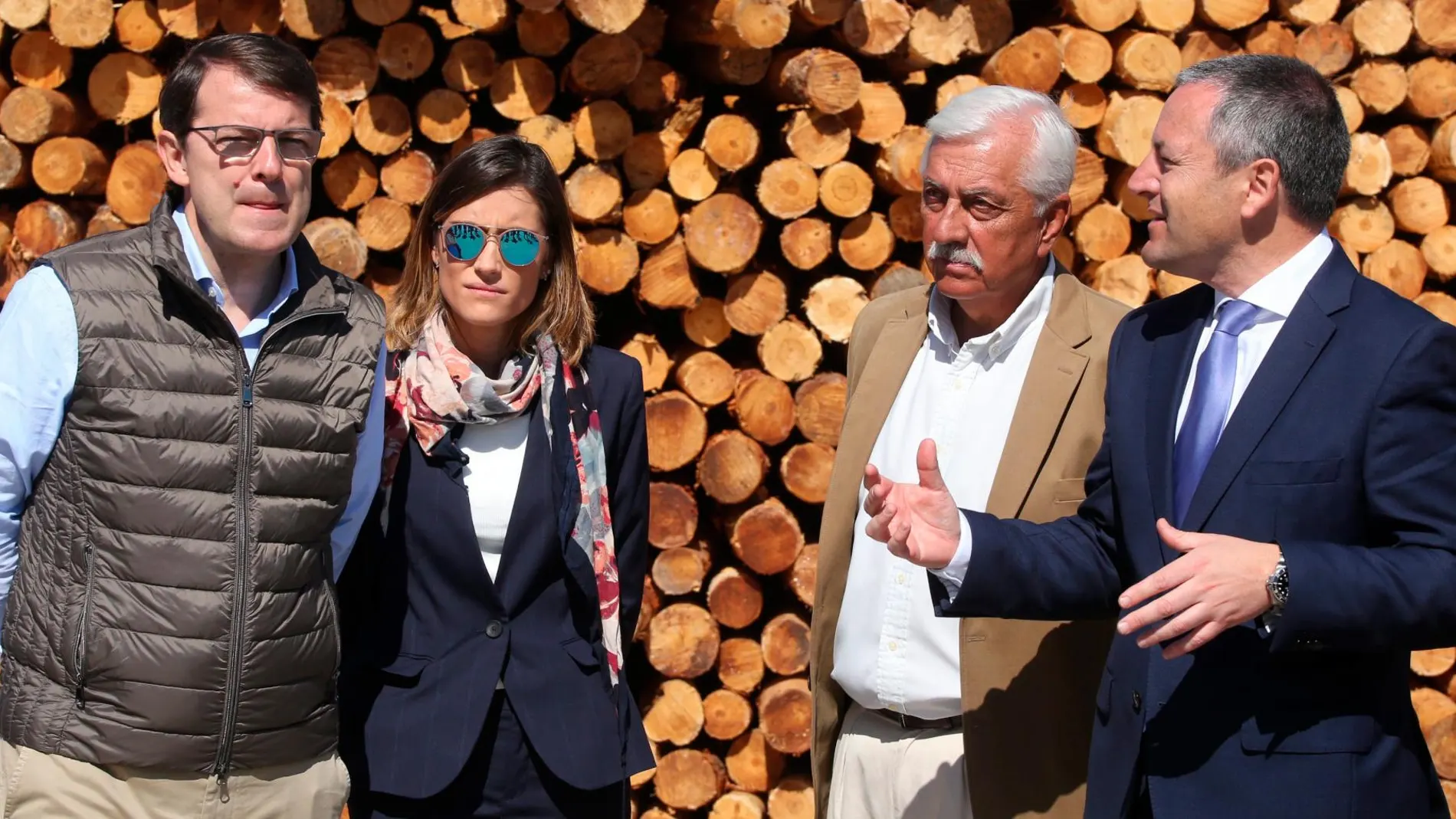 El candidato del PP a la Presidencia de la Junta, Alfonso Fernández Mañueco, durante su visita a la empresa Pellet Tama-Naturpellet en Sanchonuño