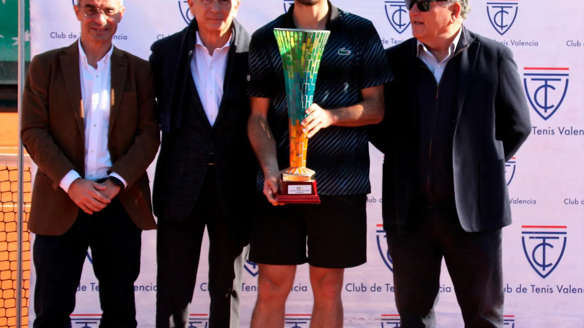 El campeón posa con su trofeo junto con el presidente del Club de Tenis Valencia, Ramiro Verdejo