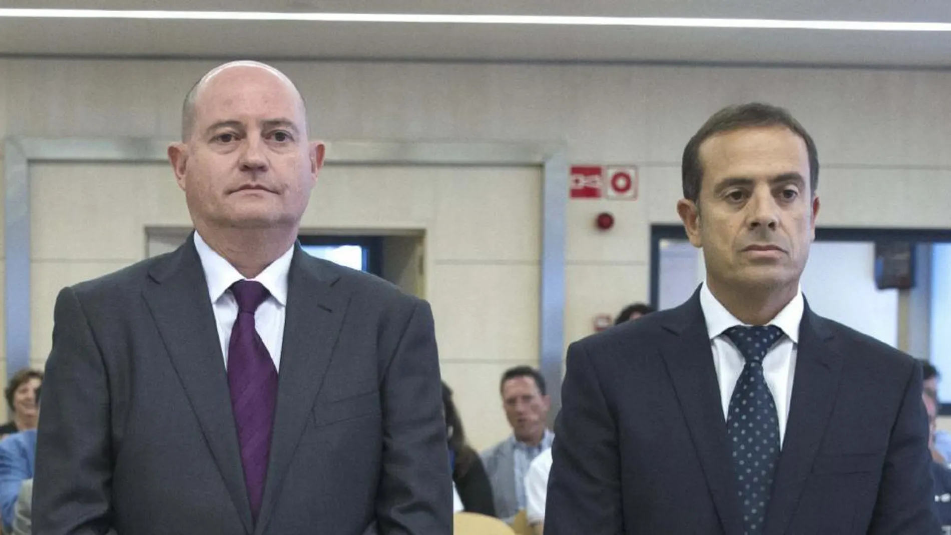 El ex jefe superior de Policía del País Vasco Enrique Pamiés (i), y el exinspector José María Ballesteros (d), acusados de colaborar con ETA