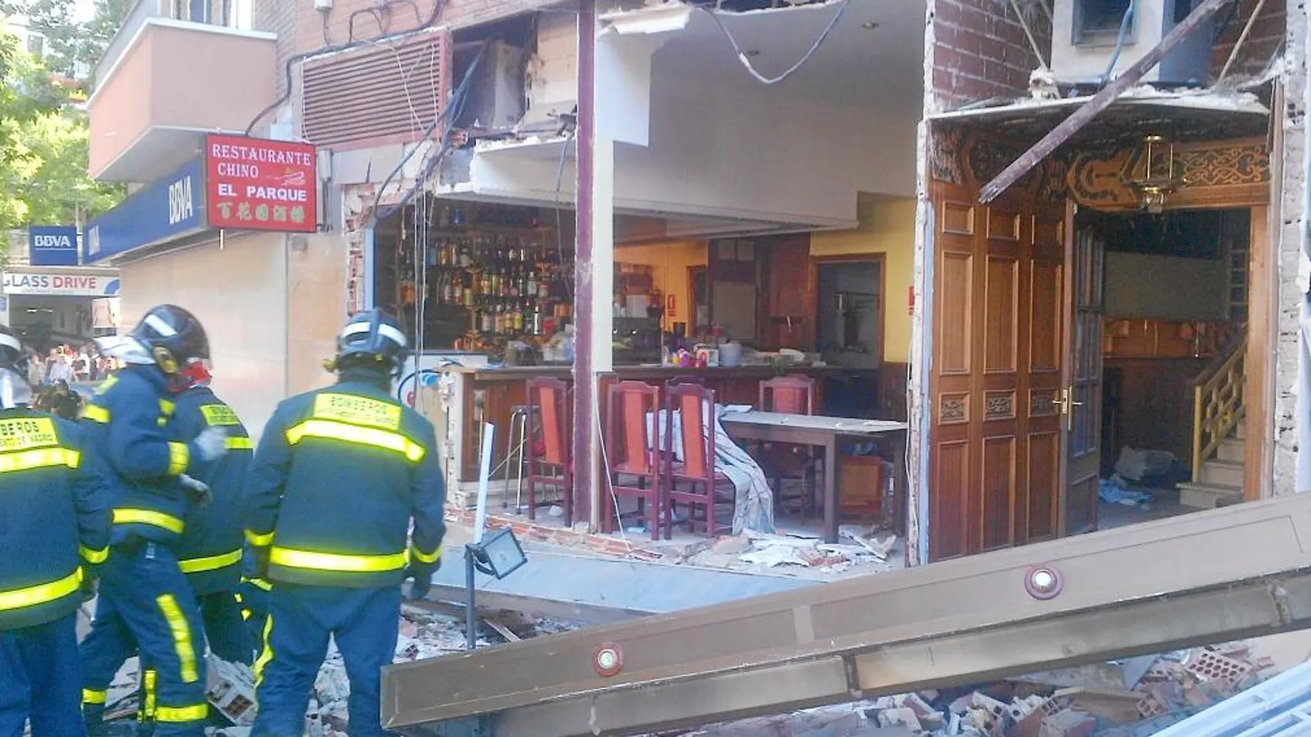 La fuerza de la deflagración tiró abajo el tabique exterior, propagó cristales e hirió a cuatro personas