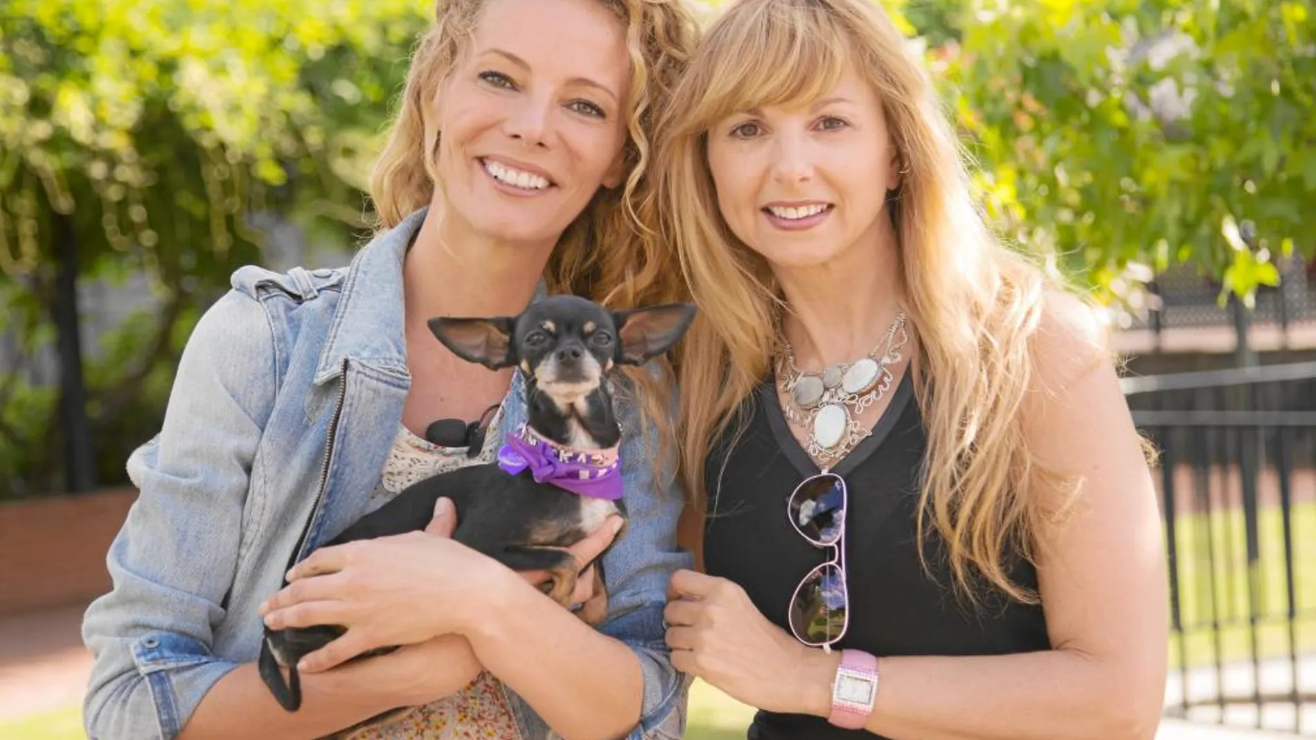 Paula Vázquez y Alejandra Botto posan con un perrito para promocionar Perrotón 2013