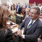 El popular Juan Ignacio Zoido saluda a Susana Díaz, tras obtener ésta la confianza de la Cámara andaluza