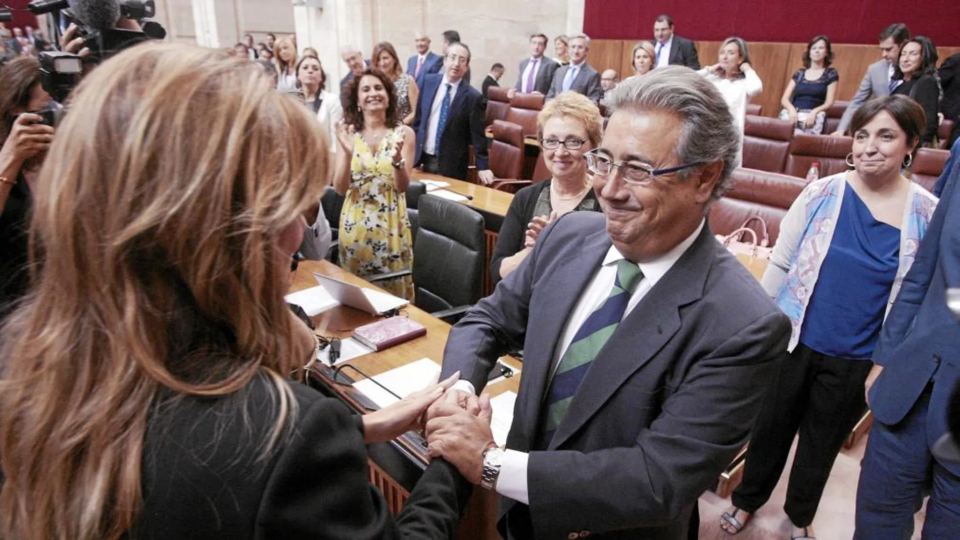 El popular Juan Ignacio Zoido saluda a Susana Díaz, tras obtener ésta la confianza de la Cámara andaluza