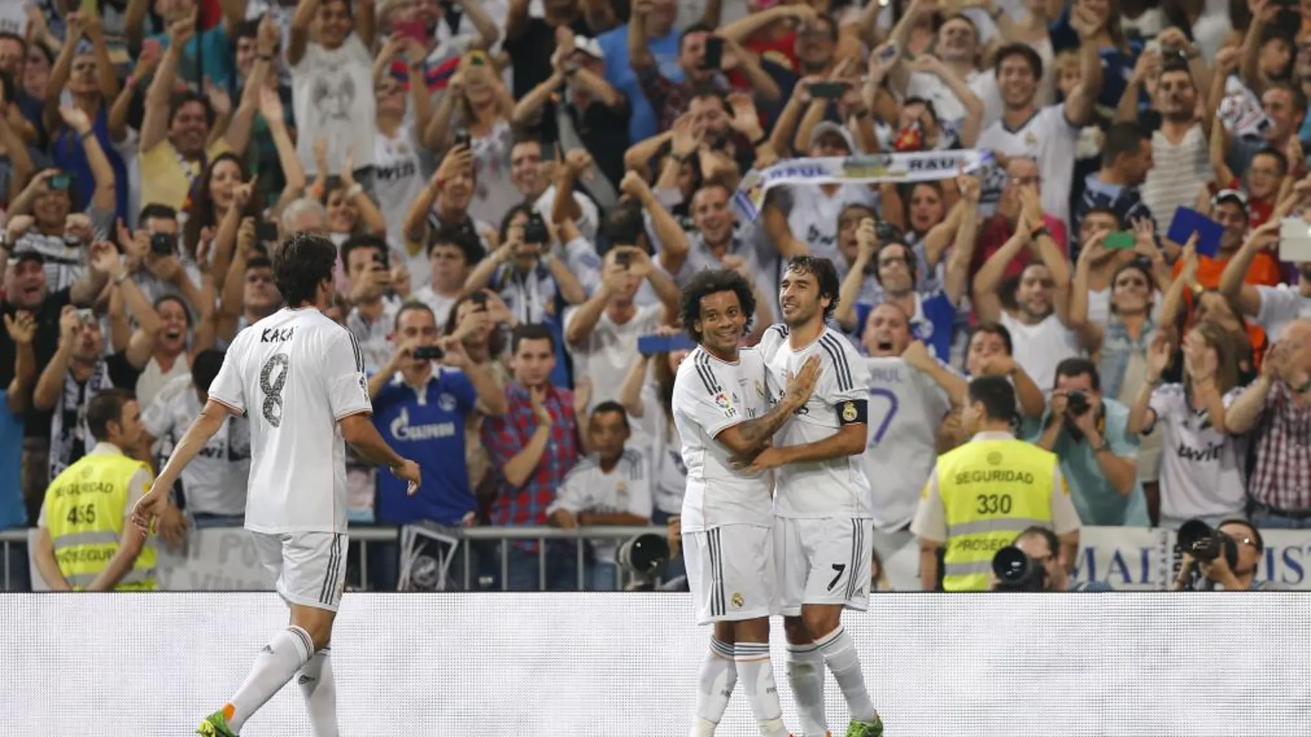 Raúl González celebra con Marcelo uno de sus goles en el Bernabéu