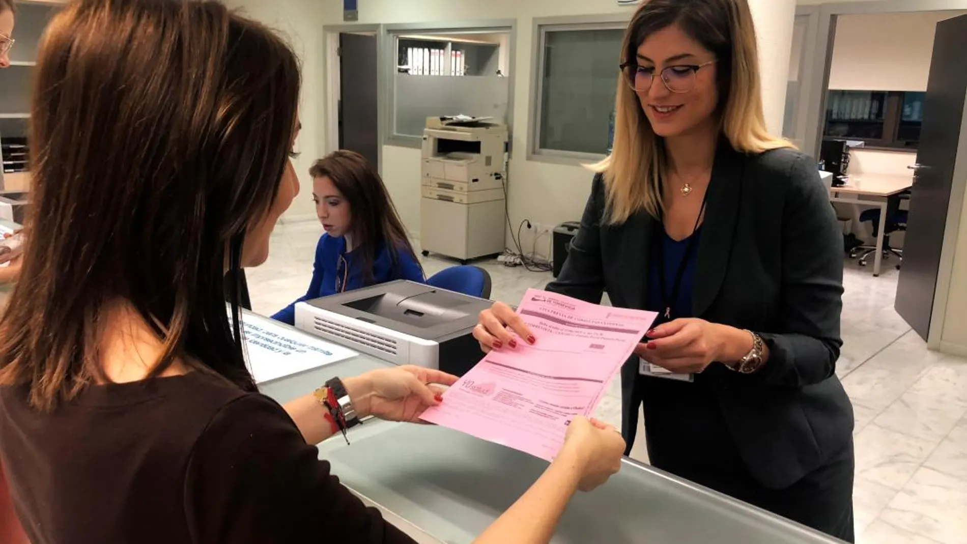 Durante todo el día de hoy, el Hospital de Torrevieja imprimirá los documentos y recetas en color de rosa