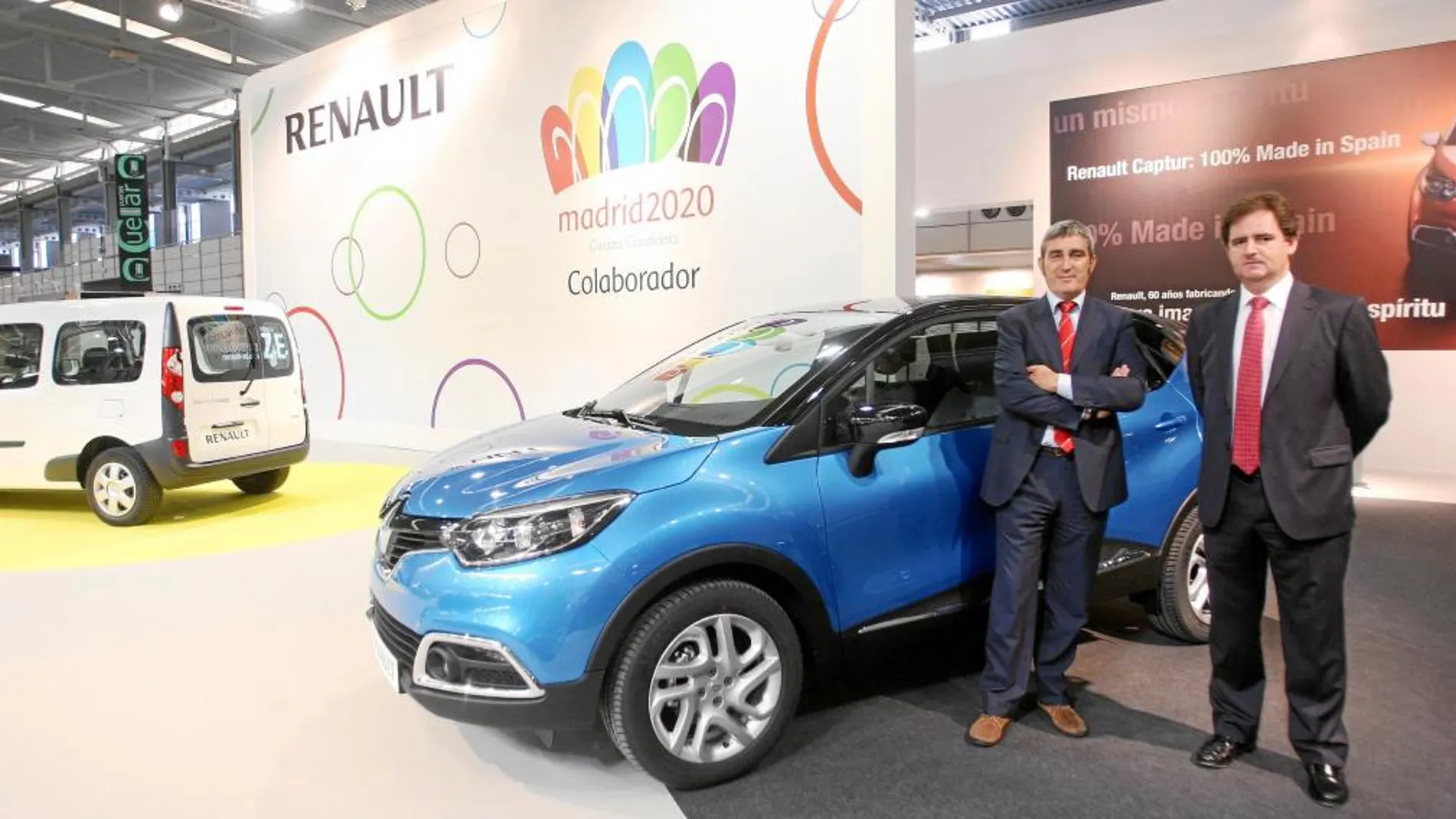 Jesús Presa y Francisco Montejo posan con el modelo Renault Captur en la Feria de Muestras de Valladolid