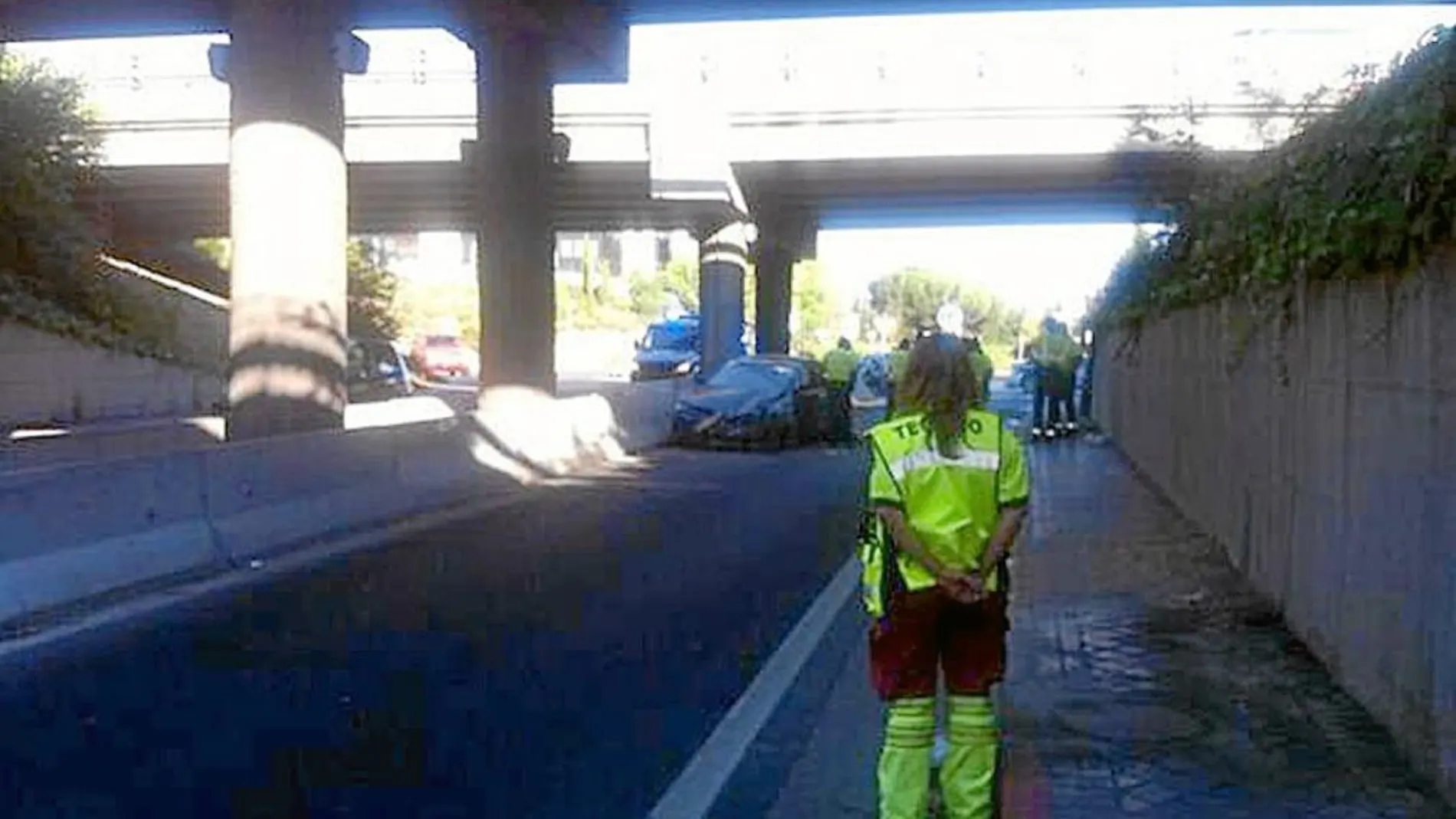 El vehículo se precipitó por un puente de la autopista A-1, a la altura de Alcobendas, desde una altura de siete metros