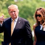 Donald Trump junto a Melania en los jardines de la Casa Blanca/EFE