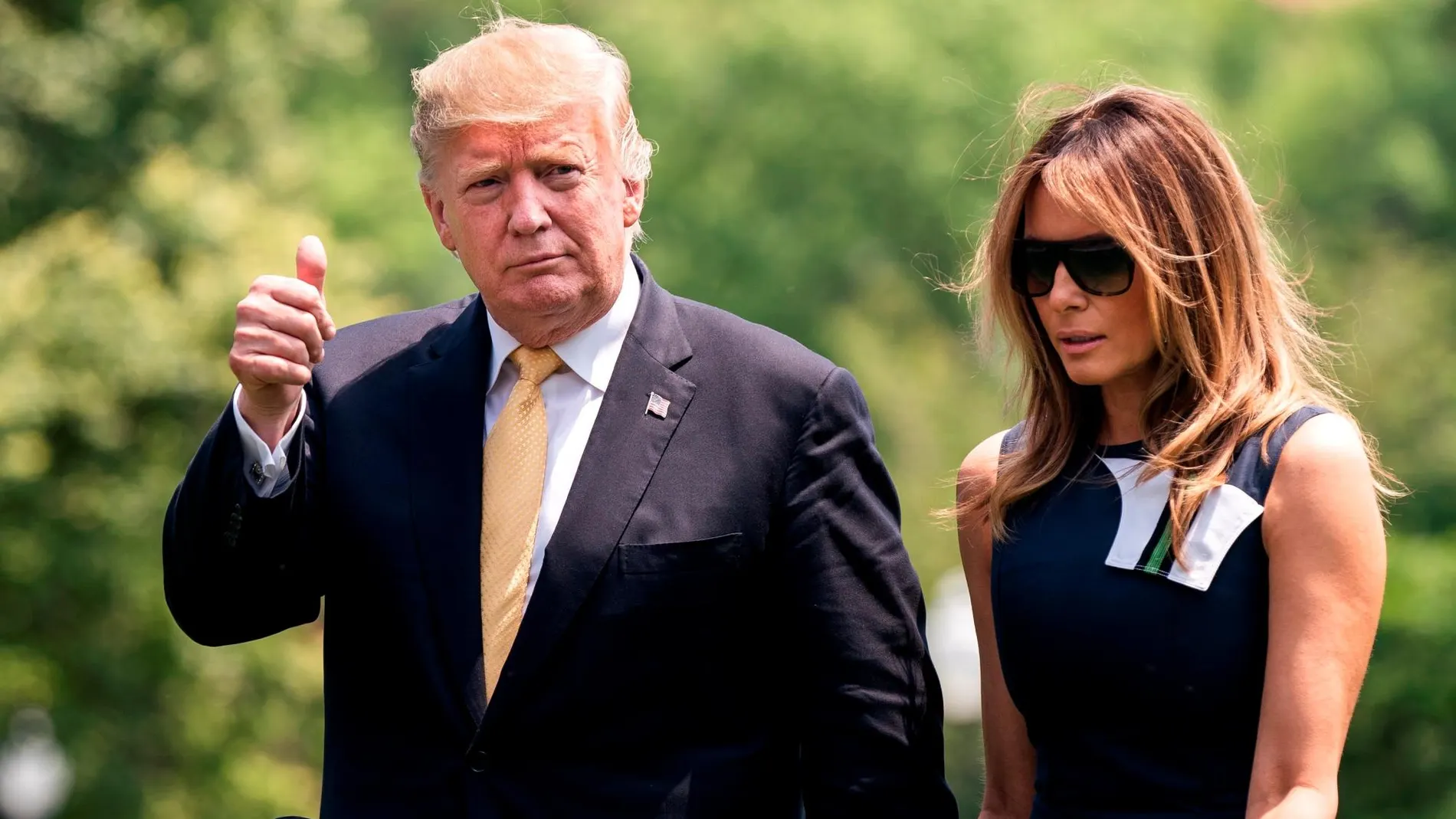 Donald Trump junto a Melania en los jardines de la Casa Blanca/EFE