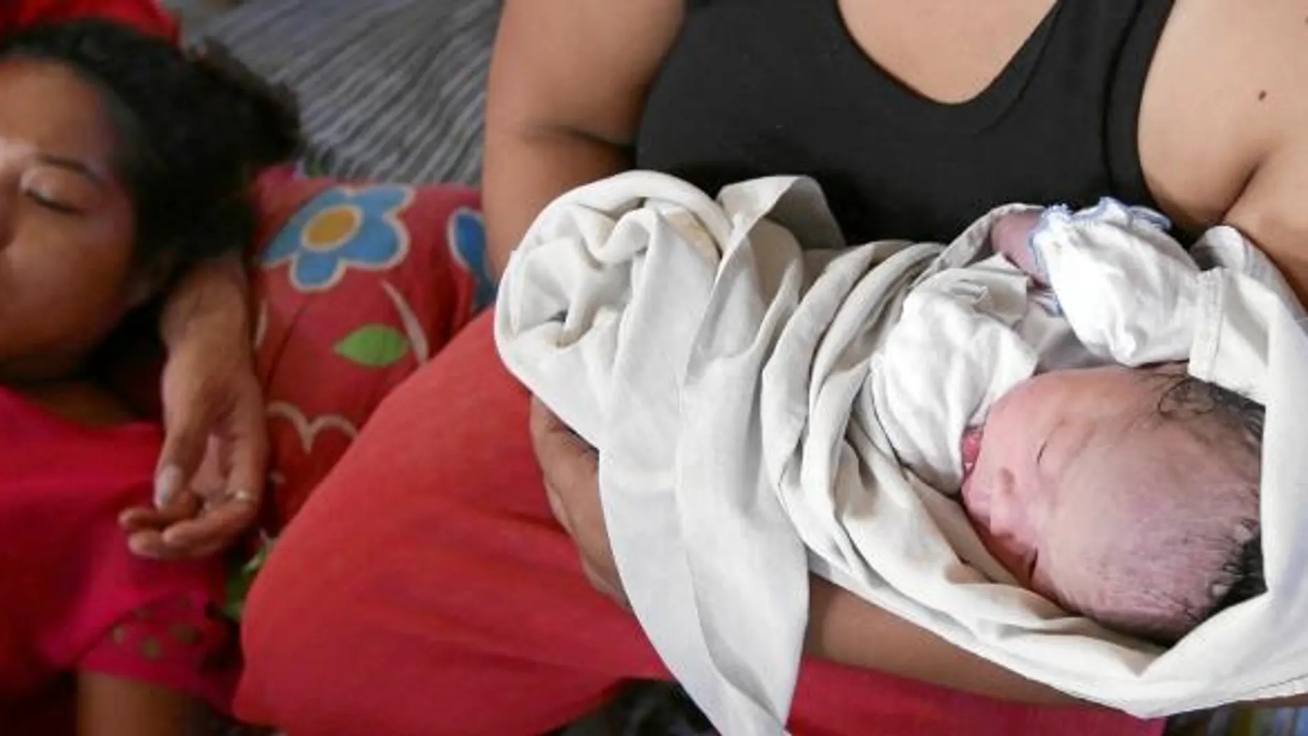 Emily Ortega, junto a su hija recién nacida, Bea Joy, en una clínica improvisada en Tacloban, ayer