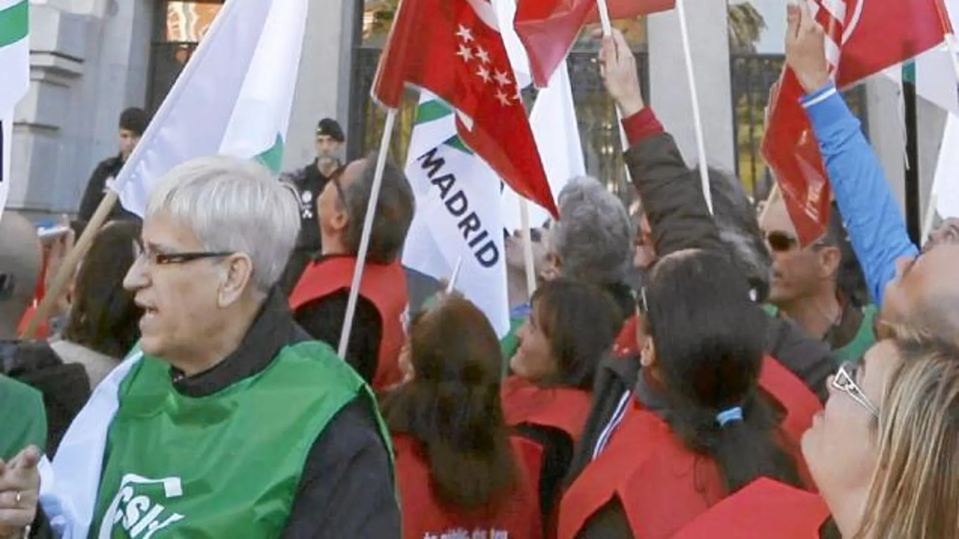 UGT y CC OO protestaron ayer contra la reforma de la Administración Local