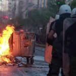 Manifestantes antifascistas chocan con policía antidisturbios en el exterior de una comisaría de policía en Keratsini, Atenas, Grecia.