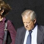 Javier Gómez de Liaño abogado del extesorero del PP Luis Bárcenas, acompañado de su esposa, María Dolores Márquez de Prado