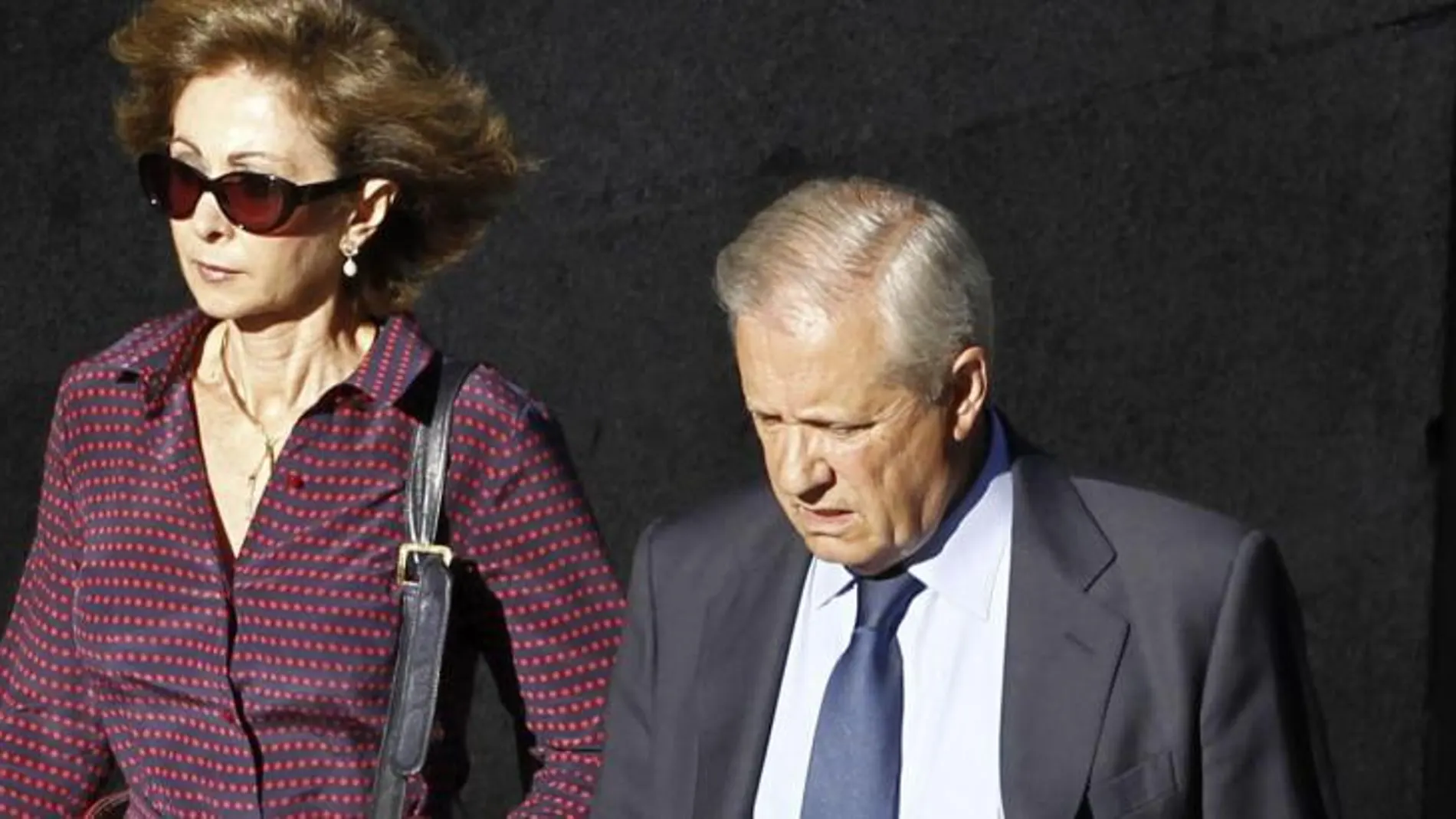 Javier Gómez de Liaño abogado del extesorero del PP Luis Bárcenas, acompañado de su esposa, María Dolores Márquez de Prado