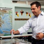 Alexis Tsipras, primer ministro griego y líder de Syriza, vota el pasado domingo/Reuters