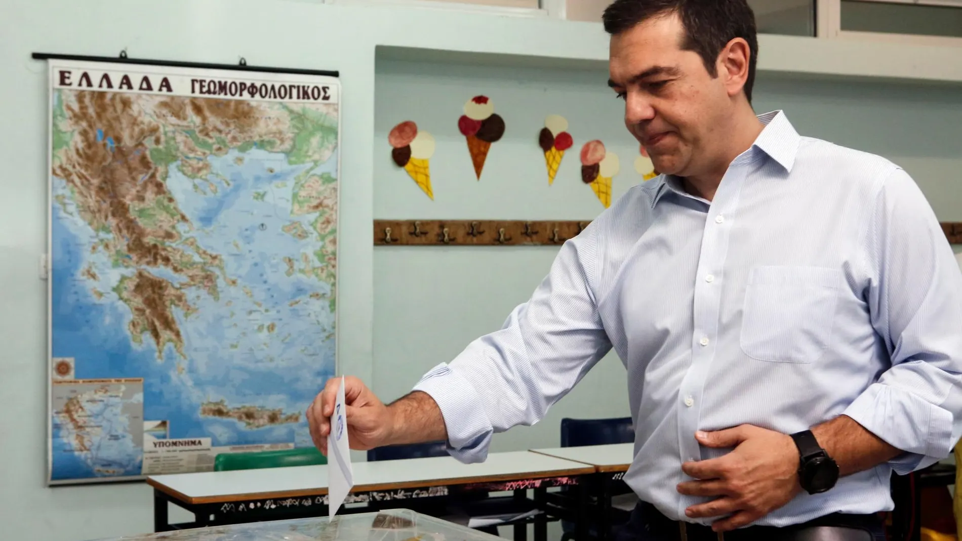 Alexis Tsipras, primer ministro griego y líder de Syriza, vota el pasado domingo/Reuters