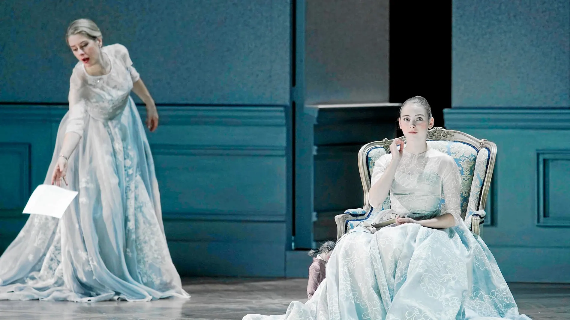 A la izquierda, Malin Byström interpretando a la condesa Madeleine en «Capriccio». Foto: Javier del Real