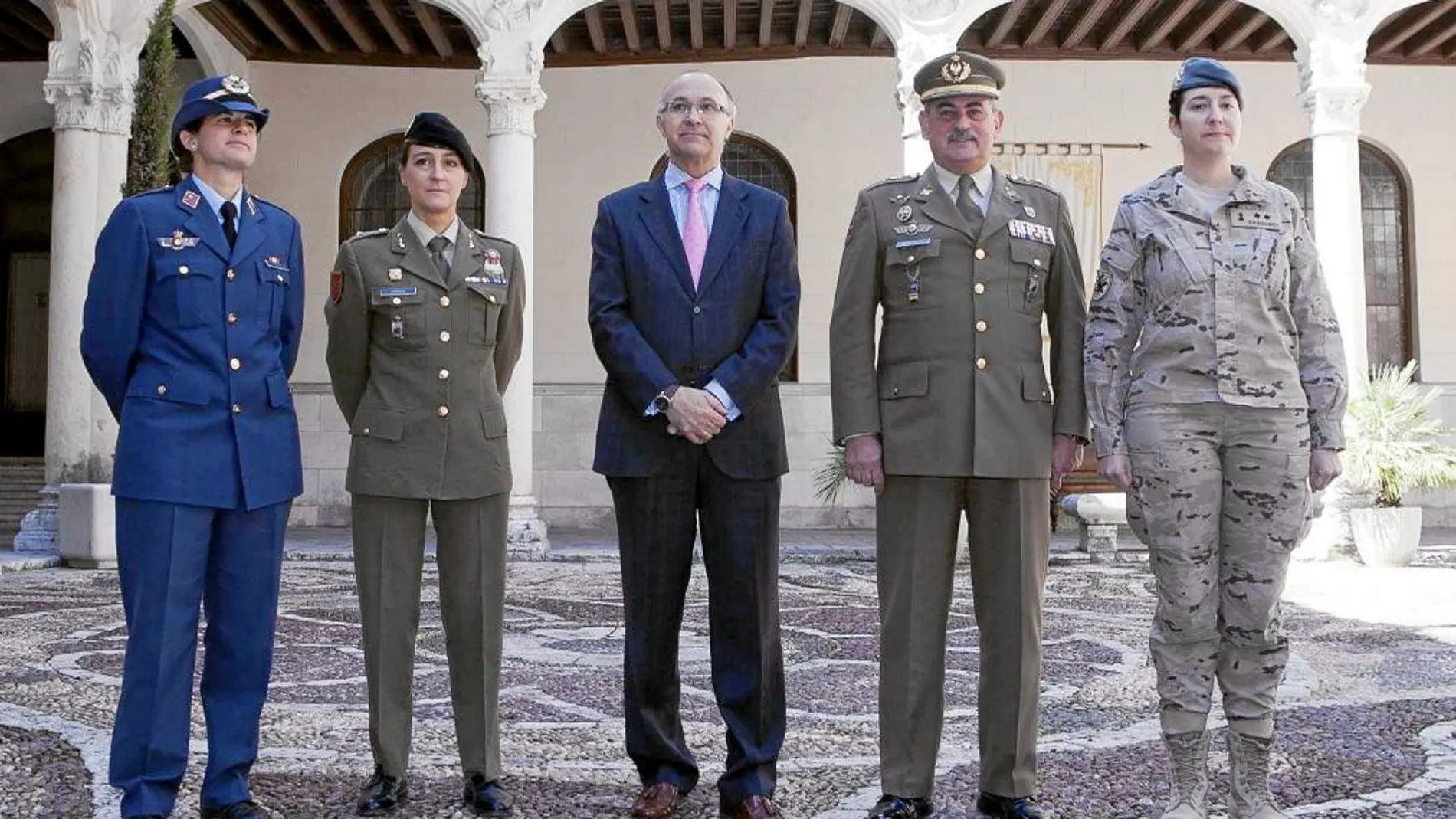 Ruiz Medrano y el general Quintanilla junto a la comandante Gracia Cañadas, la capitana Zafra y la teniente Gregorio