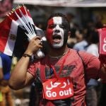 Un manifestando con banderas egipcias y carteles pidiendo la marcha de Mursi