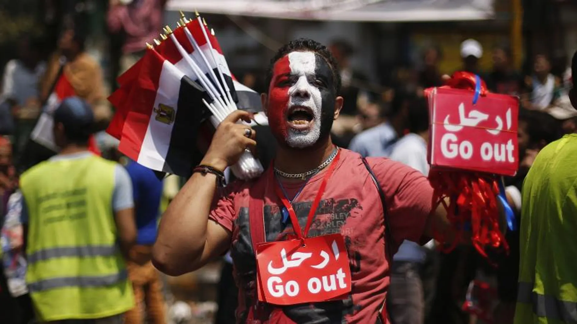 Un manifestando con banderas egipcias y carteles pidiendo la marcha de Mursi