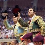 Miguel Ángel Perera y Morante de la Puebla se repartieron cuatro orejas y abrieron la Puerta Grande de La Ribera