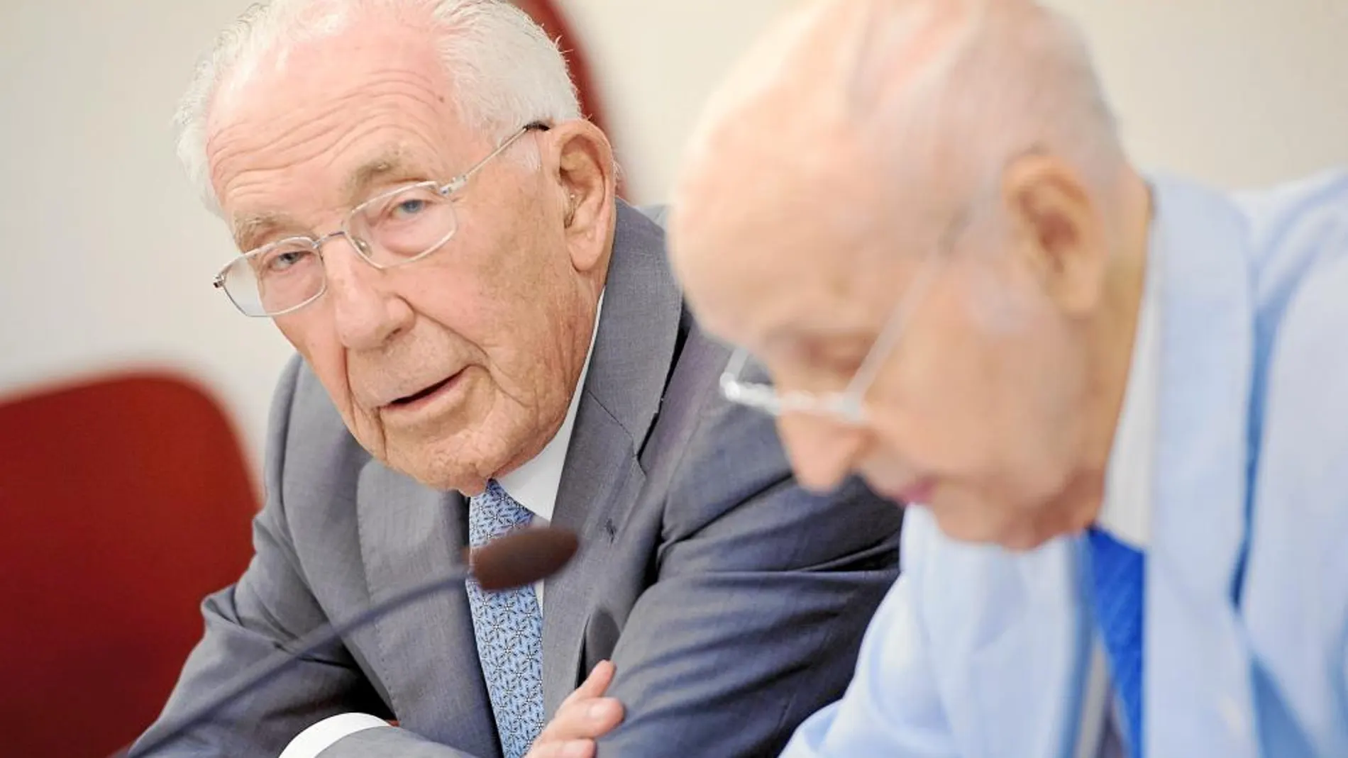 El presidente de la Fundación José Pastor Fuertes, Silvino Navarro, durante la inauguración de la jornada, junto al profesor Santiago Grisolía.