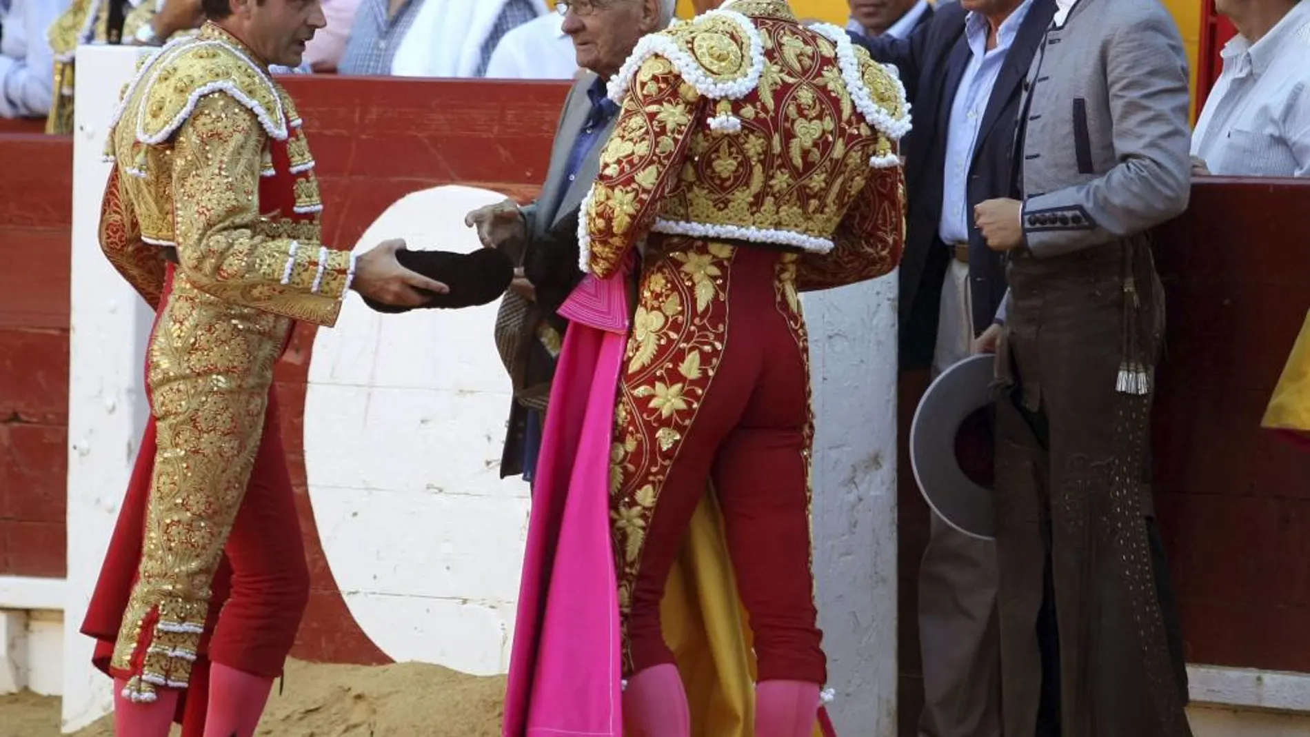 Ponce brinda un toro a Pepe Manzanares, en presencia del resto de la dinastía alicantina con José María hijo, de espaldas, y José María padre y Manuel, a la derecha