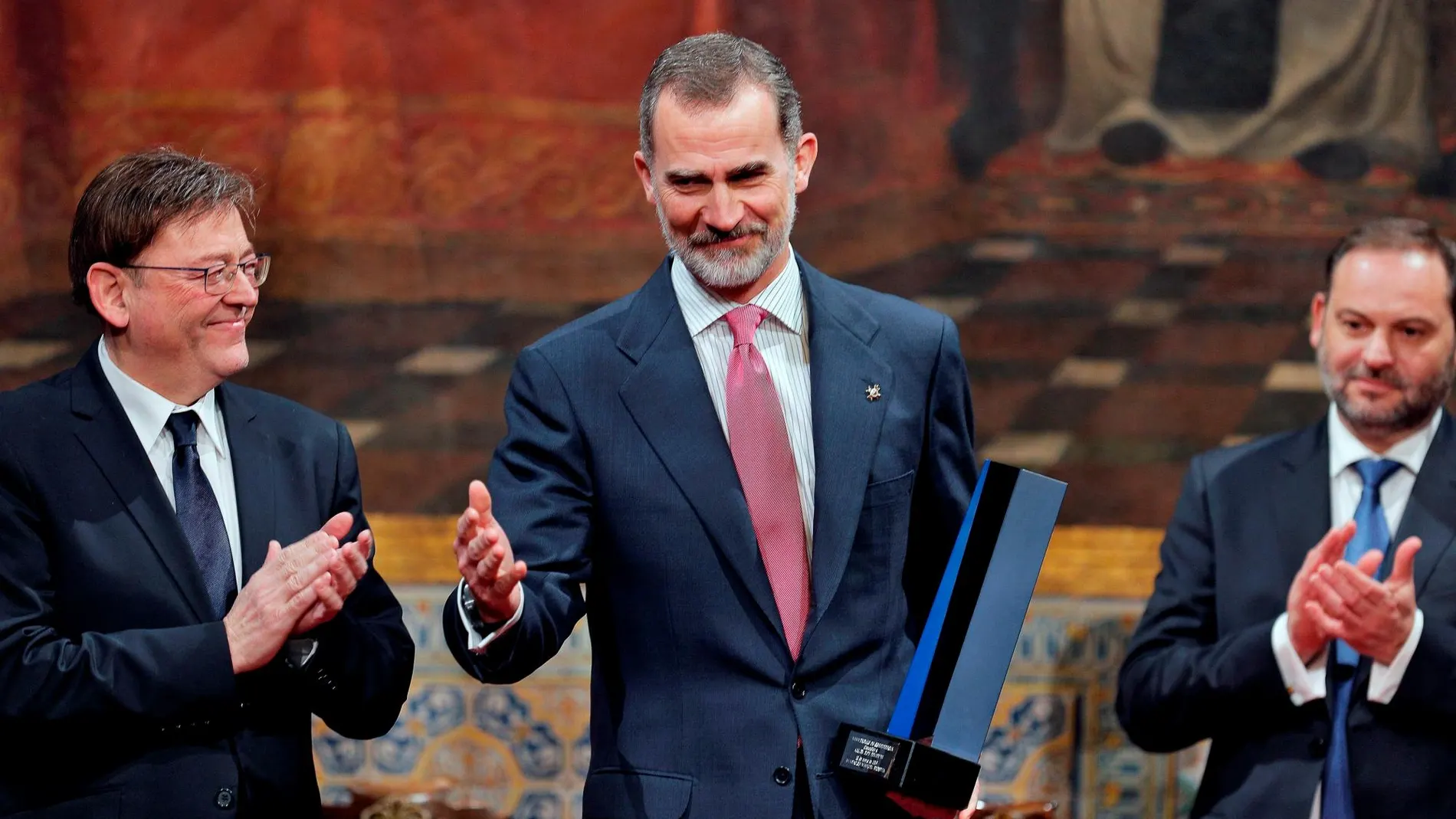 El rey Felipe VI recibe el vigésimo séptimo Premio Convivencia, que concede la Fundación Profesor Manuel Broseta por su absoluto compromiso con los valores de libertad, igualdad, justicia, convivencia y respeto al pluralismo ideológico. EFE/Juan Carlos Cárdenas