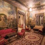Una de las estancias del palacete de Muñoz Ramonet, dominado por los tapices, alfombras y cuadros apilados en el suelo