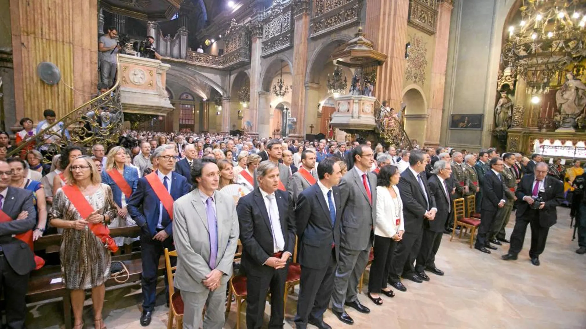 En la primera fila de autoridades municipales estuvieron representados concejales de todos los grupos salvo de PSC e ICV. De izquierda a derecha, Portabella (ERC), Alberto Fernández (PP), Siurana, Vives, Recasens, Forn y Trias (CiU)