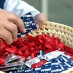 Preservativos en una cesta con lazos rojos