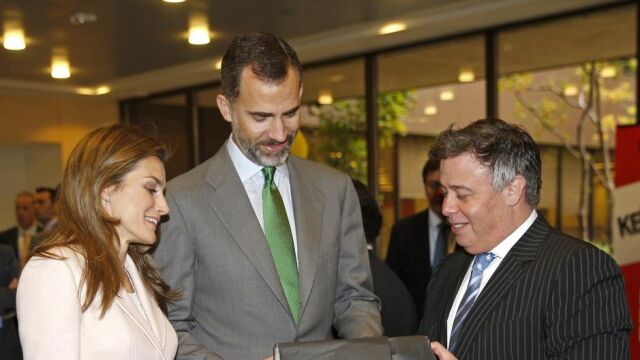 Los Príncipes de Asturias, Felipe y Letizia, son recibidos por un alto cargo de HP a su llegada a la sede de la empresa, en Palo Alto (California)