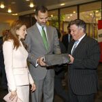 Los Príncipes de Asturias, Felipe y Letizia, son recibidos por un alto cargo de HP a su llegada a la sede de la empresa, en Palo Alto (California)