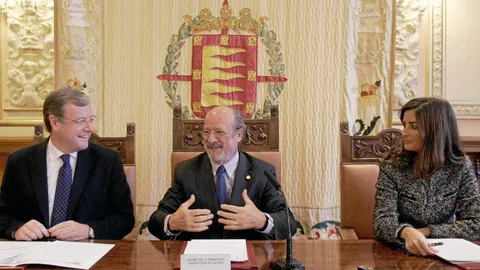 El consejero Antonio Silván, junto a los alcaldes de Valladolid y Zaratán, Javier León de la Riva y Susana Suárez